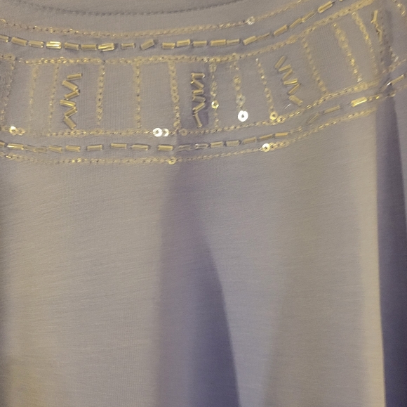 Pretty lavender top with sparkle detail - Picture 2 of 4